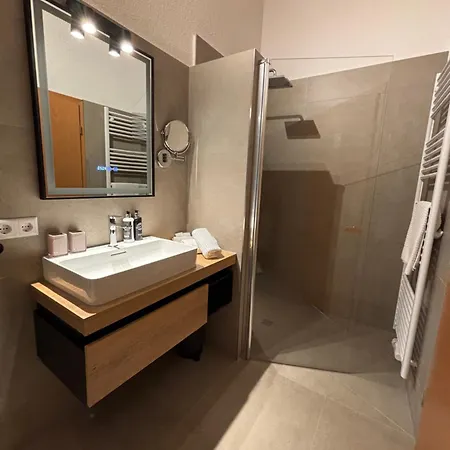 Weinhotel Adler 酒店 恩丁根