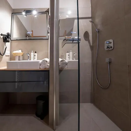 Weinhotel Adler 3* 恩丁根