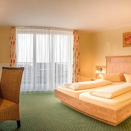 Weinhotel Adler 3* 恩丁根