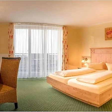 Weinhotel Adler 恩丁根