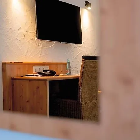 Weinhotel Adler 恩丁根